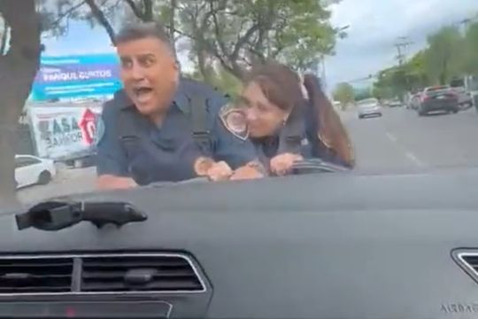 un automovilista arrastra a dos policias en el capot y se hace viral