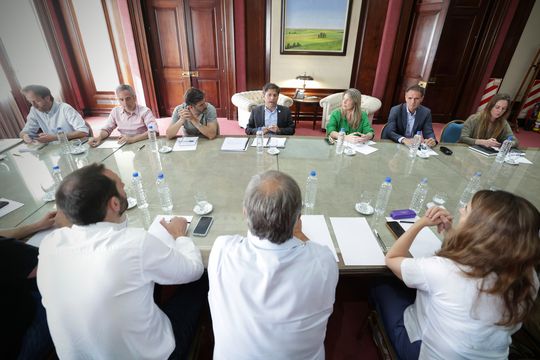 Axel Kicillof se reunió con intendentes para discutir las medidas del Gobierno nacional.