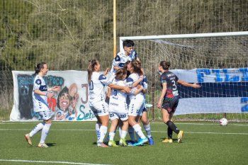 El fútbol femenino de Gimnasia festeja su triunfo ante el SAT (Foto: prensa GELP).