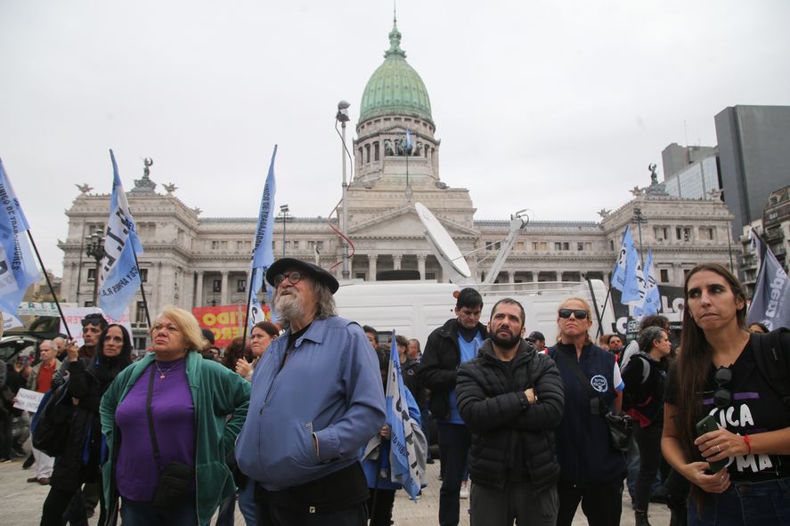 Gremios y organizaciones sociales que rechazan el proyecto se movilizaron al Congreso de la Nación.