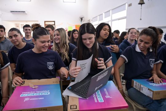 motosierra no mata netbooks: la provincia sigue entregando computadoras