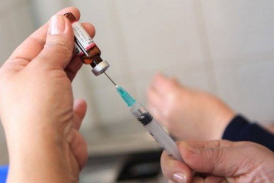 el gobierno nacional suspendio vacunas contra la meningitis para 750 mil adolescentes
