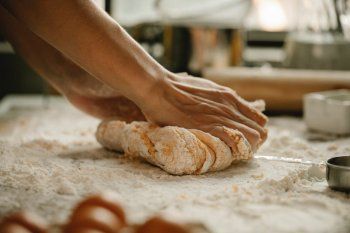 La receta del éxito: un pastelero platense creó una multimasa sin grasa y apto para celíacos.