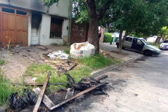 Tensión por un incendio en una casa de La Loma originado en un auto guardado en el garaje