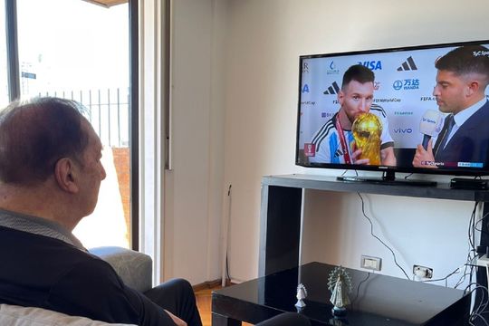 la imagen de carlos bilardo viendo campeon a la argentina en el mundial qatar 2022