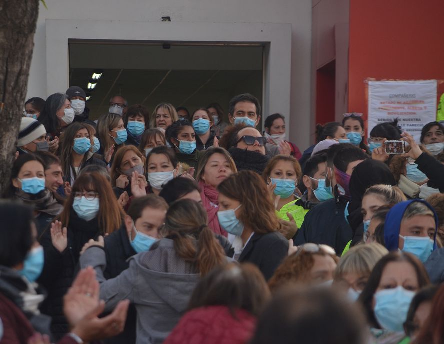 Trabajadores municipales y médicos de Olavarría realizaron un abrazo simbólico al Hospital 