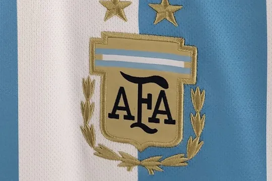Los memes por la camiseta con las tres estrellas de la Selección Argentina inundaron las redes.