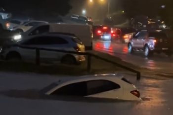 Inicio de año en Pinamar: La lluvia atrapó autos en piletón desbordado de un balneario