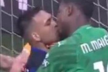 El beso de Lautaro Martínez y el arquero del AC Milan