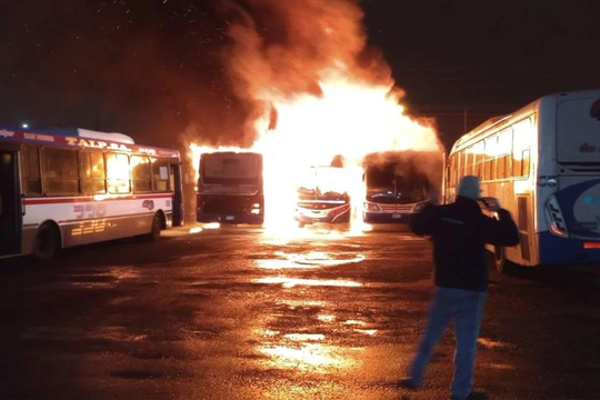 ituzaingo: un voraz incendio en una empresa de transporte afecto a cinco colectivos