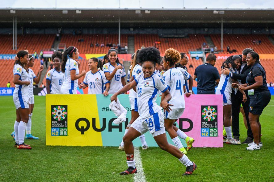 Panamanian players celebrate their qualification for the 2023 Women's World Cup.