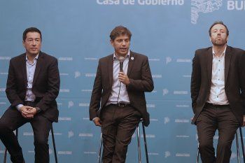 El gobernador Axel Kicillof junto a sus ministros Leonardo Nardini y Pablo López