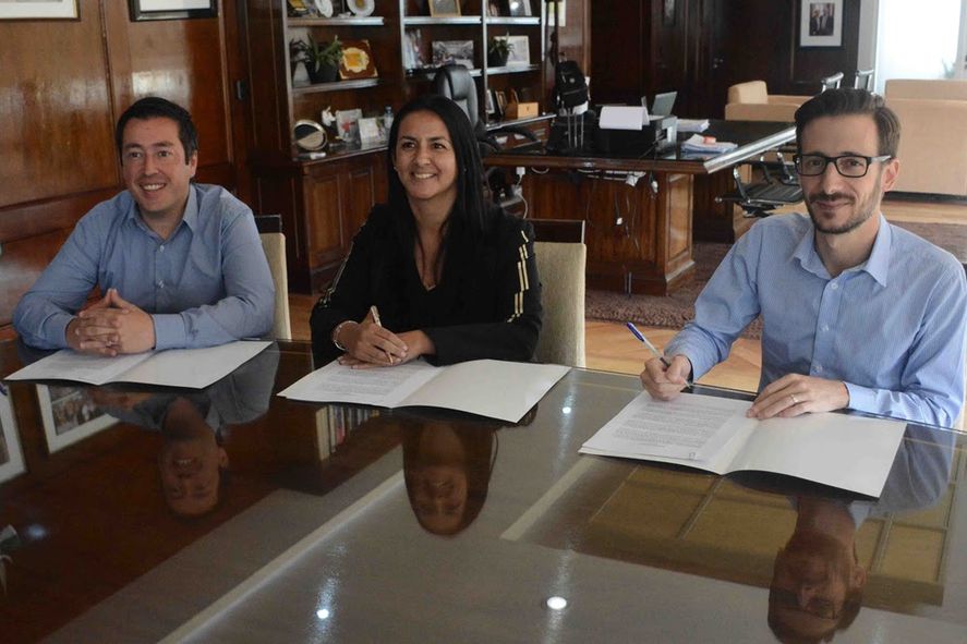 Los ministros Simone y Nardini firmaron un convenio por viviendas con la intendenta de Malvinas Argentinas