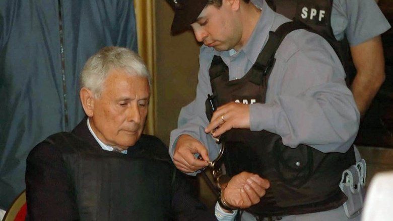 Miguel Etchecolatz vuelve a la cárcel: la Justicia le revocó la prisión domiciliaria