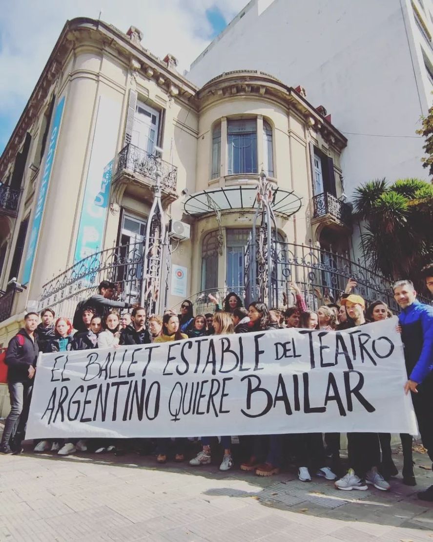 Martes al mediodia: Reclamo de los bailarines del Teatro Argentino 