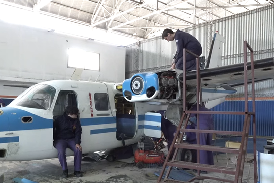 estudiantes de una escuela tecnica bonaerense reparan un avion que estuvo en malvinas