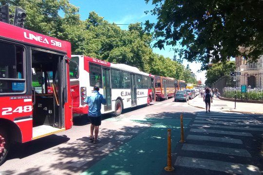 colectivos del amba volvieron a invadir la plata con un reclamo para javier milei