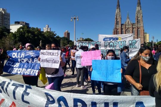 Organizaciones y comedores de Barrios de Pie concentran frente a la Municipalidad de La Plata