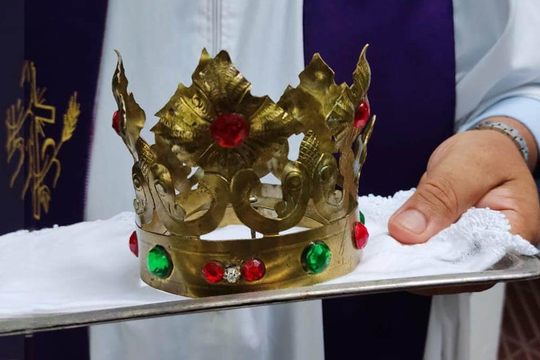 Así recuperaron la corona de la Rosa Mística robada en La Plata