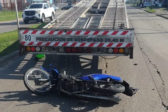 un motociclista murio y una joven pelea por su vida tras un accidente vial en la plata