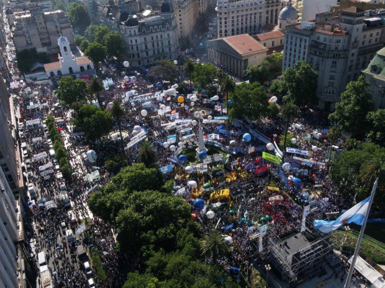 El peronismo celebr&oacute; el d&iacute;a de la militancia en Plaza de Mayo.