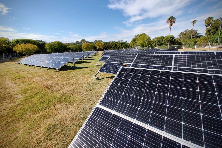 Autoridades visitaron el Parque Fotovoltaico de 5.000 metros cuadrados en la Isla Martín Gargía