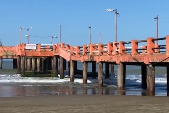 bronca contra el gobierno por el cierre del muelle de san clemente del tuyu