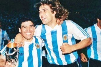 La sonrisa de Maradona junto a un joven Batistuta. Mar del Plata siempre le sentó bien a Diego.