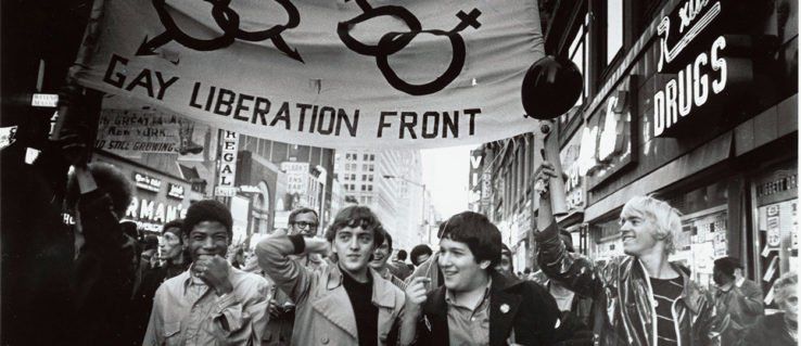 Gay Liberation Font (Frente de liberaci&oacute;n homosexual), organizaci&oacute;n que se form&oacute; tras los disturbios de Stonewall