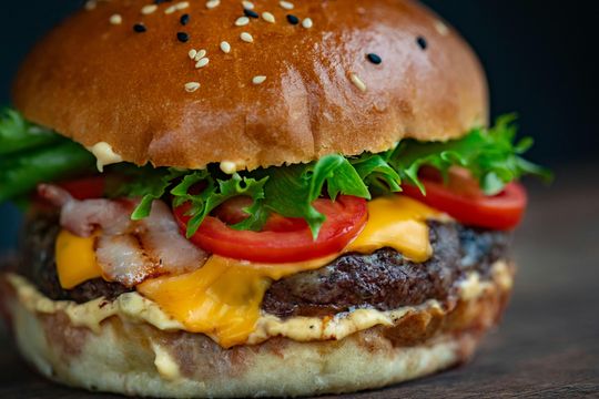dia mundial de la hamburguesa: donde comer con descuentos en la provincia de buenos aires