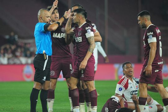 lanus no pudo ni con dim ni con el var: dos goles anulados y a buscar la semifinal a colombia