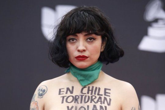 ?en chile torturan, violan y matan?: mon laferte protesto en topless durante los latin grammy