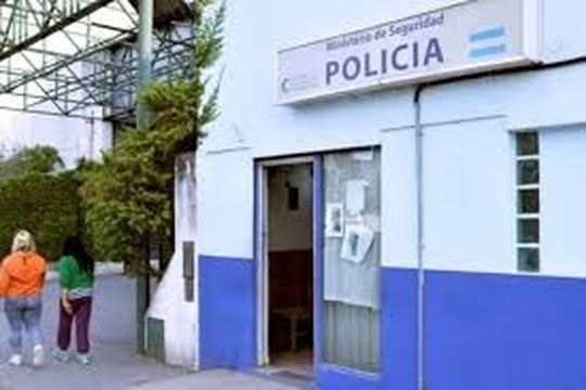 robo a metros de una comisaria y descubrieron que era un hombre arana