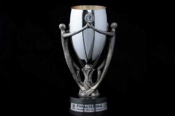 El trofeo que se entregará al ganador de la Finalissima entre Argentina e Italia hoy en Wembley. Fútbol