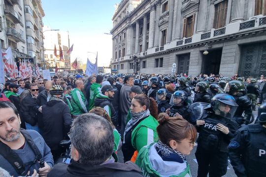 Jubilados concentrados en el Congreso protestando contra el veto a la movilidad jubilatoria, minutos antes de que comiencen los incidentes