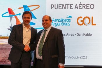Pablo Ceriani, de Aerolíneas Argentinas (der); y Celso Ferrer, su par de Gol Linhas Aéreas (izq).