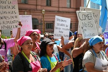 Cocineras de comedores populares manifestaron frente al Ministerio de Economía que conduce Luis Caputo.