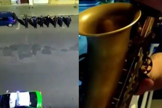 video: musicos bahienses tocaron el himno desde el balcon y un grupo de policias formo en plena calle para cantarlo