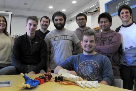 proyecto abrazar: estudiantes de ingenieria crearon una protesis para un chico que nacio sin brazos