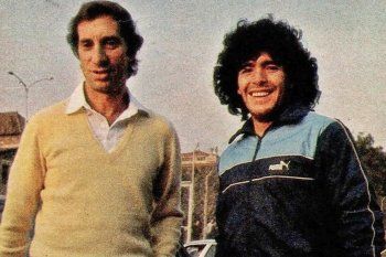 Bilardo y Maradona en el 83´. El día que el Narigón le prometió la capitanía y la titularidad mientras él sea el técnico, Diego no pudo contener las lágrimas.