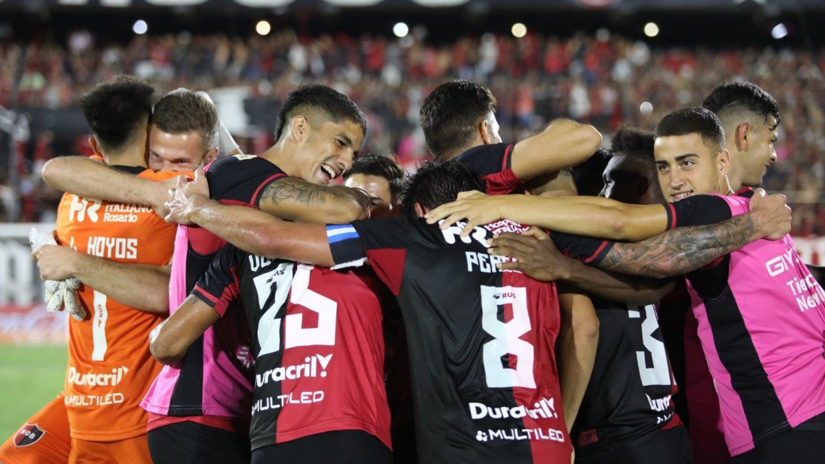 Newell s vs platense. Ньюэллс Олд Бойз. Ливерпуль против Сан Лоренсо. Newell's old boys. Грандоли.