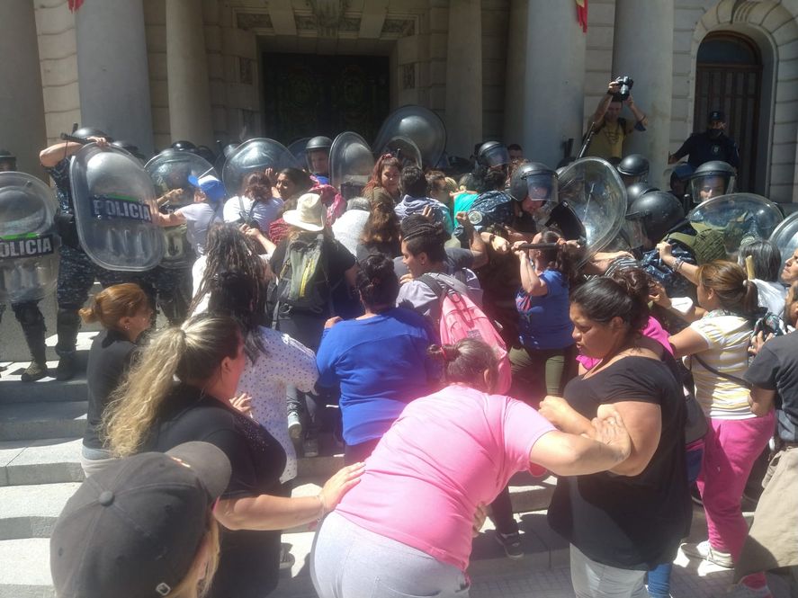 Familiares de Sebastián Simón se enfrentaron a policías que custodiaban el Palacio Municipal de Tandil (Foto ABC Hoy)