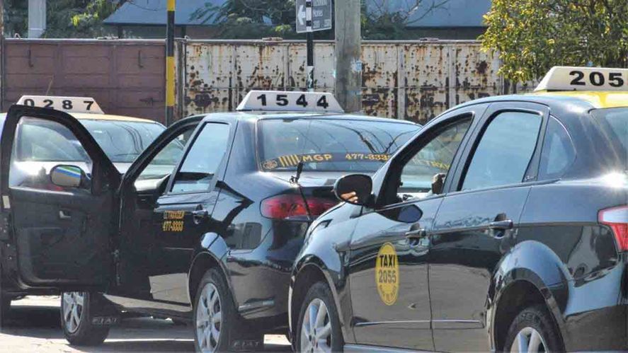 Trabajadores de taxis iniciaron un paro y caravana por Mar del Plata en rechazo al funcionamiento de los servicios de transporte por aplicaciones.