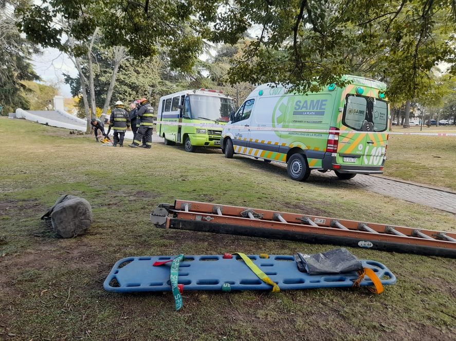 Horror en La Plata: hallaron a un hombre muerto flotando en el lago del Parque Saavedra