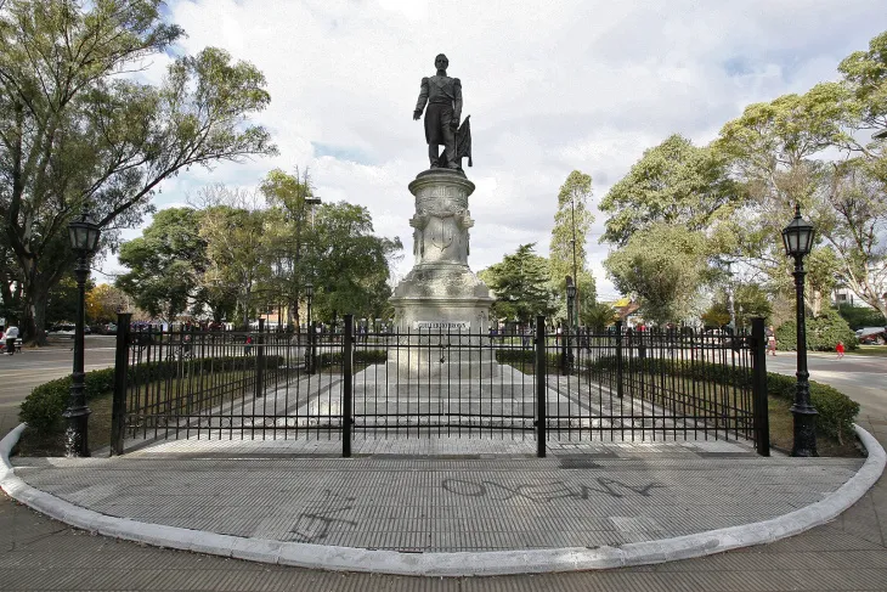 Monumento al almirante Guillermo Brown, en Adrogu&eacute;, partido de Almirante Brown