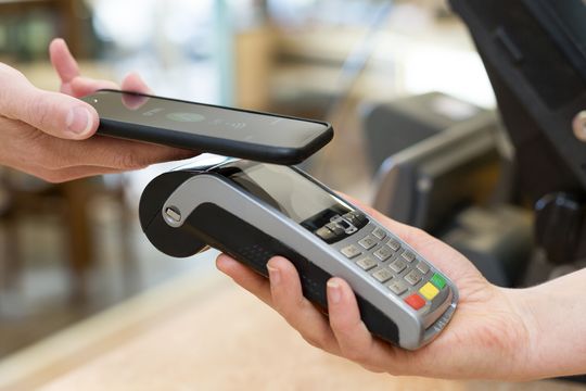El informe del BCRA muestra el aumento en la cantidad de pagos realizados por teléfono celular.