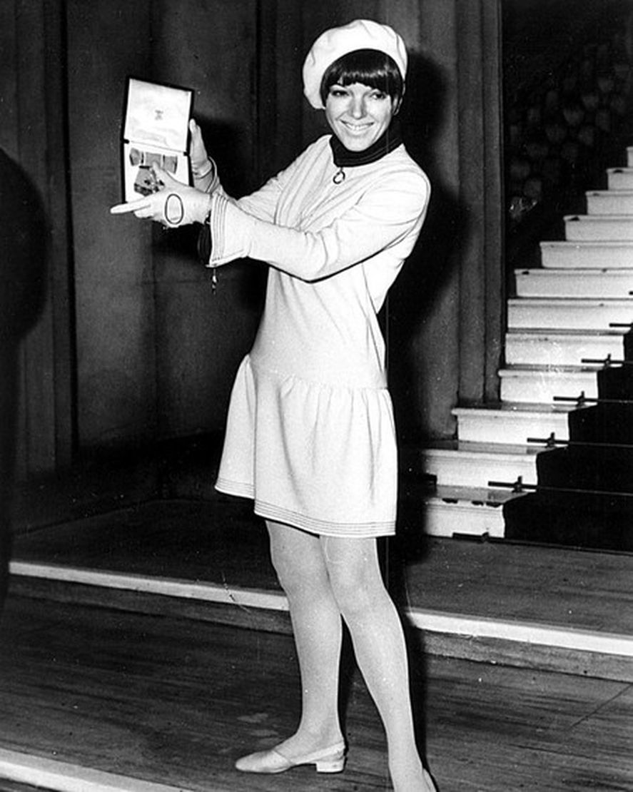 Mary Quant es a quien se reconoce como la creadora de la minifalda en 1960. Pero el mito dice que 40 años antes Don Arturo Terrabusi ya la dibujó en su logo de las galletitas 
