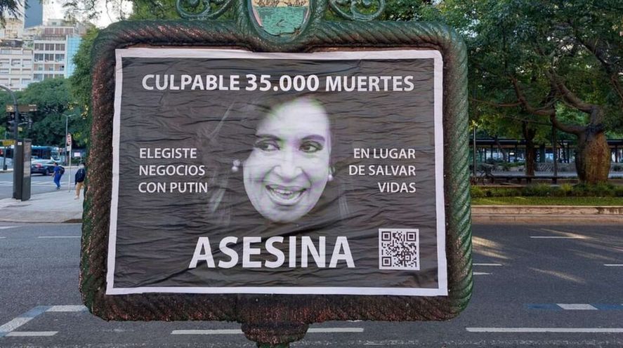 En la Ciudad de Buenos Aires aparecieron afiche que tildaban de “asesina” a la vicepresidenta Cristina Kirchner 