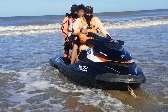 El kayakista fue rescatado luego de dos horas de permanecer aferrado a su embarcación