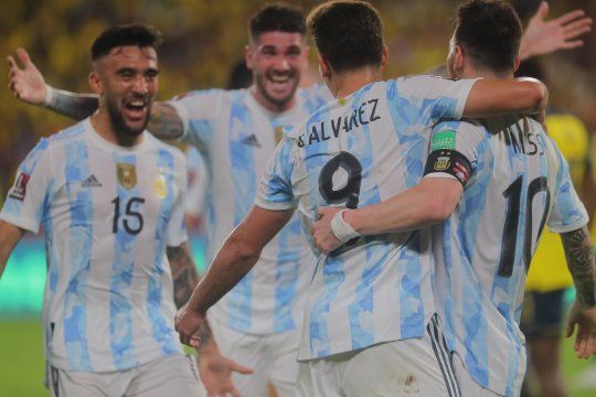 La Selección Argentina festeja el gol de Julián Álvarez.